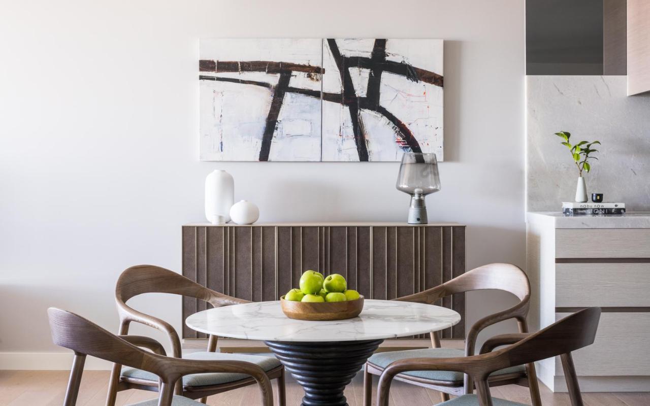 The Langham, Gold Coast And Jewel Residences ภายนอก รูปภาพ A dining room in a private home