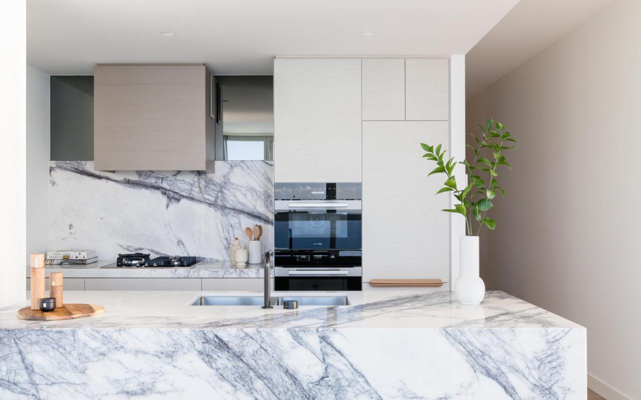 The Langham, Gold Coast And Jewel Residences ภายนอก รูปภาพ A modern kitchen