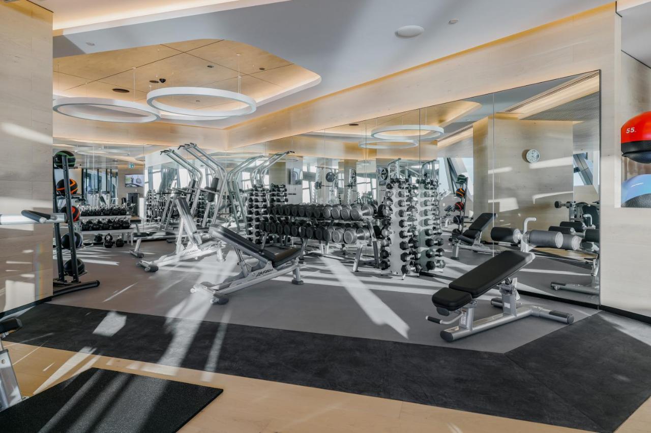 The Langham, Gold Coast And Jewel Residences ภายนอก รูปภาพ The gym at the Ritz-Carlton, DIFC