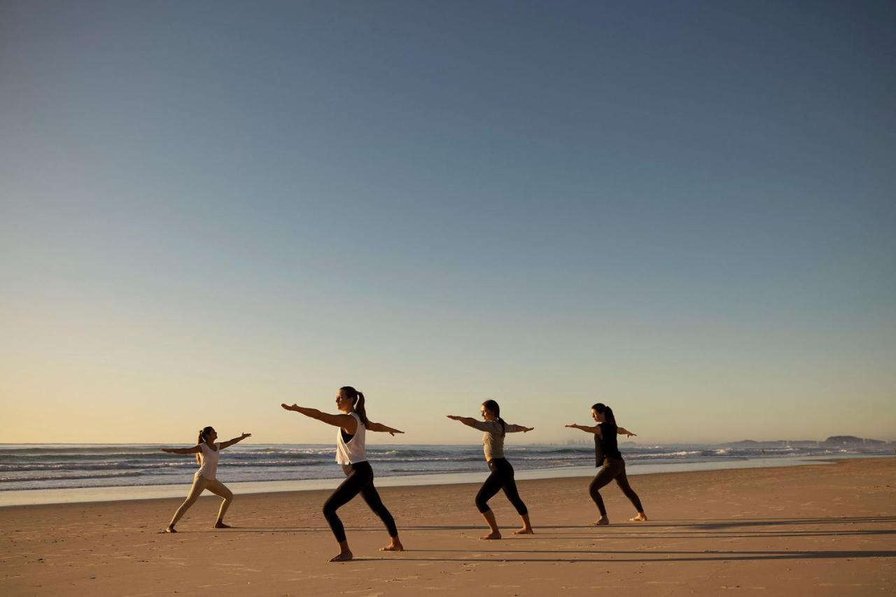 The Langham, Gold Coast And Jewel Residences ภายนอก รูปภาพ A yoga class at the beach