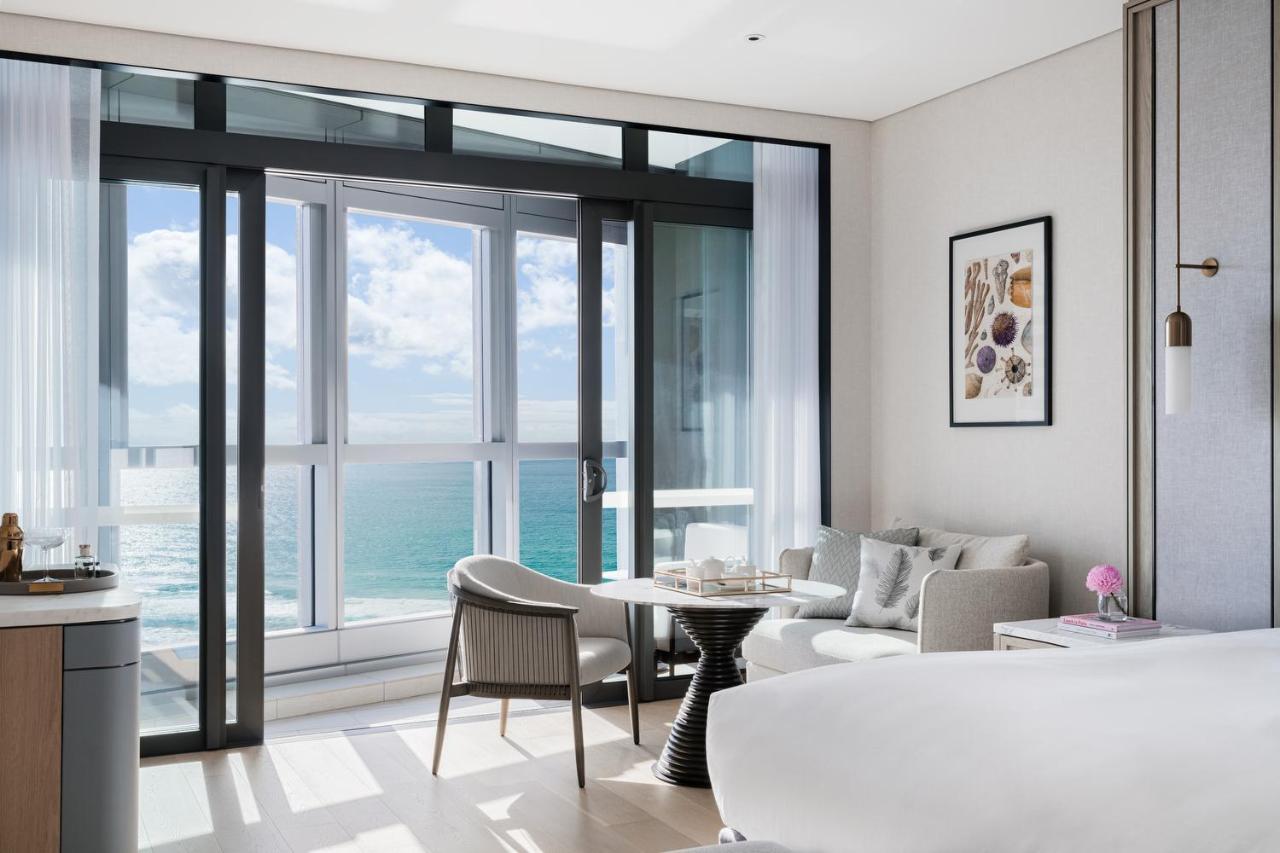 The Langham, Gold Coast And Jewel Residences ภายนอก รูปภาพ A suite at the Ritz-Carlton, South Beach