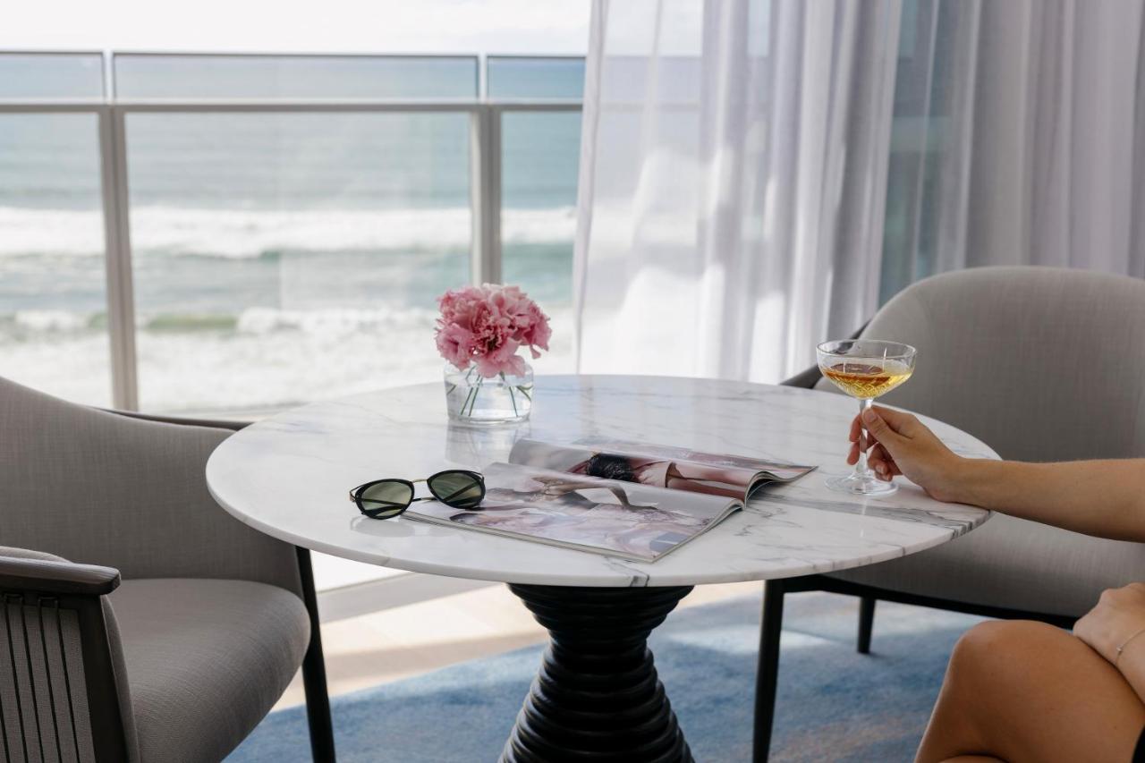 The Langham, Gold Coast And Jewel Residences ภายนอก รูปภาพ A marble table