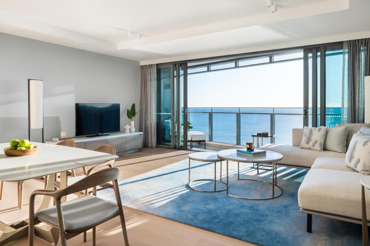 The Langham, Gold Coast And Jewel Residences ภายนอก รูปภาพ A living room at the Ritz-Carlton, Maldives