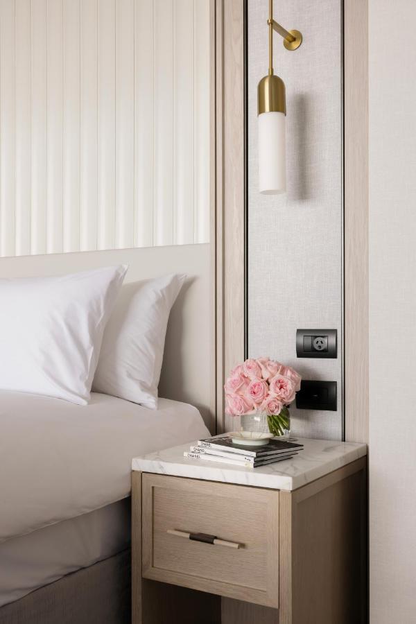 The Langham, Gold Coast And Jewel Residences ภายนอก รูปภาพ A bedside table with a lamp, a telephone and a vase of flowers