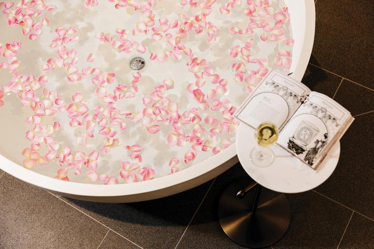 The Langham, Gold Coast And Jewel Residences ภายนอก รูปภาพ A bathtub filled with rose petals